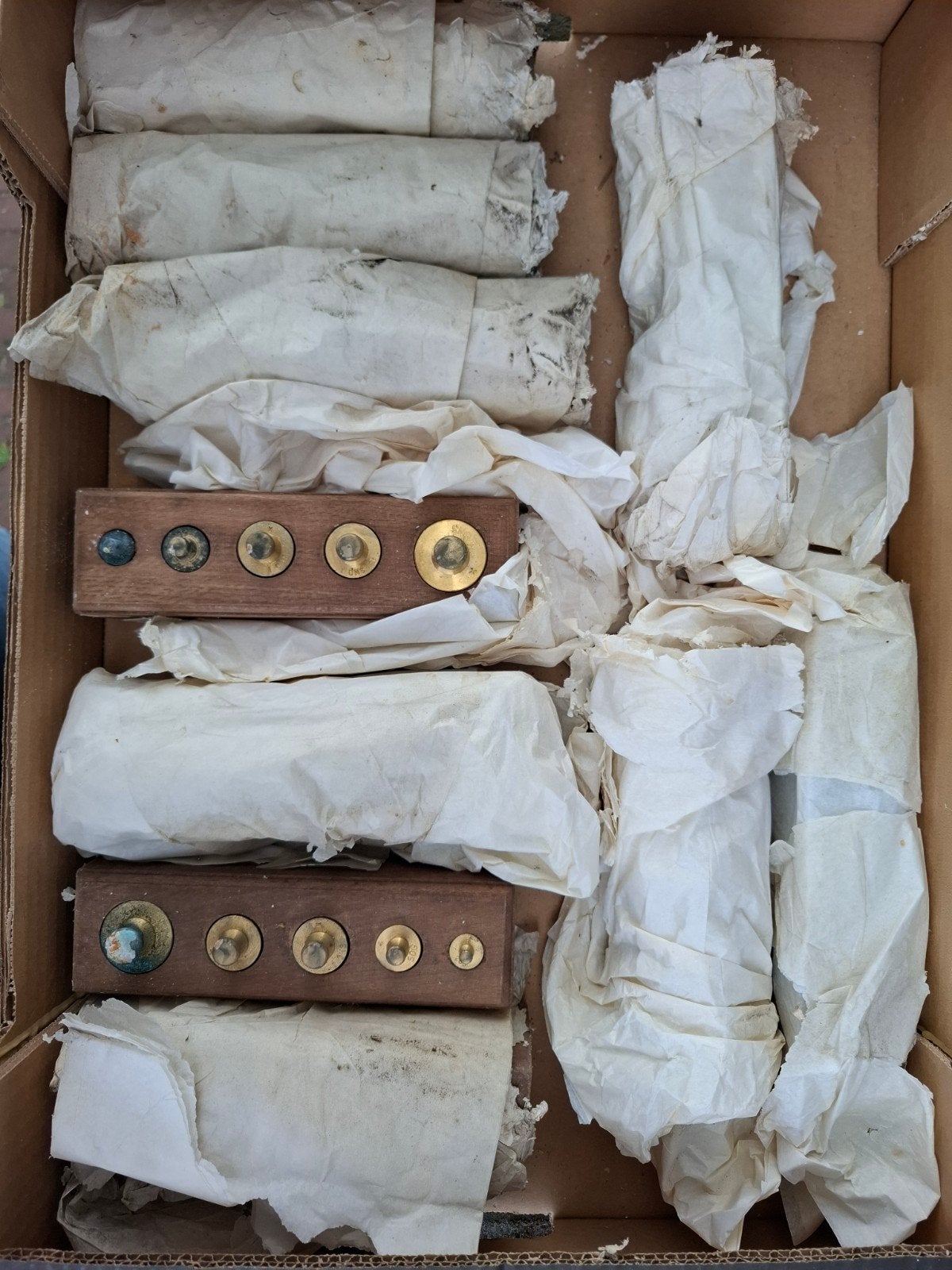 10 set Blokken met koperen gewichten, 8 nog ingepakt, Antiek en Kunst, Antiek | Gereedschap en Instrumenten, Ophalen of Verzenden