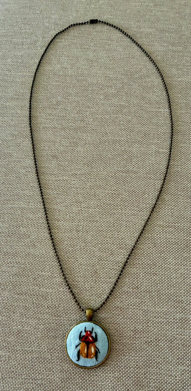 Vintage ketting met borduurwerk kever in bronzen hanger, Ophalen of Verzenden, Gebruikt, Overige materialen