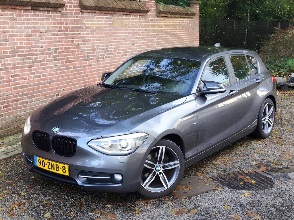 BMW 116i Sport Line | Navi Pro | Xenon | Trekhaak | NAP, 4 cilinders, Origineel Nederlands, 1200 kg, Grijs