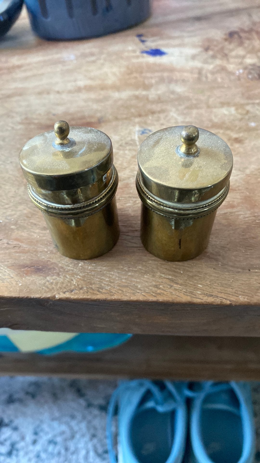 2 oude koperen containertjes 1 met loten binnen kant, Ophalen of Verzenden
