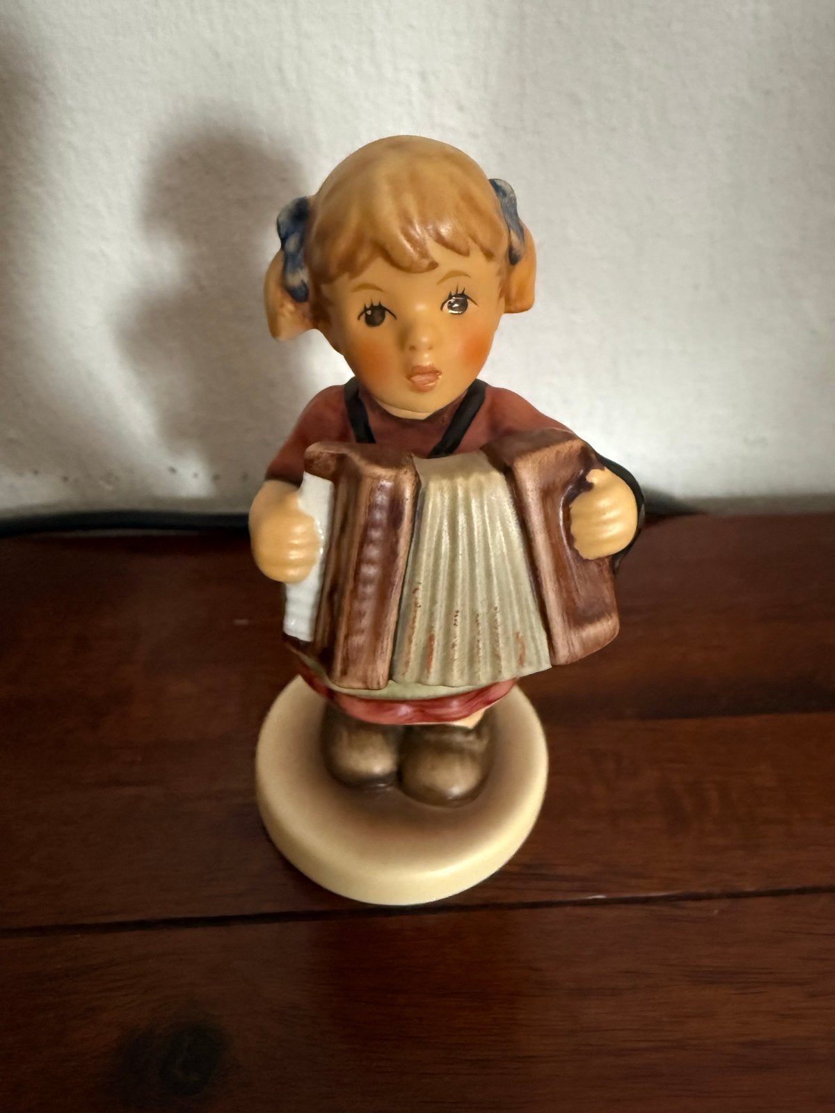 Hummel beeldje meisje met accordeon - Limited Edition, Ophalen of Verzenden, Zo goed als nieuw