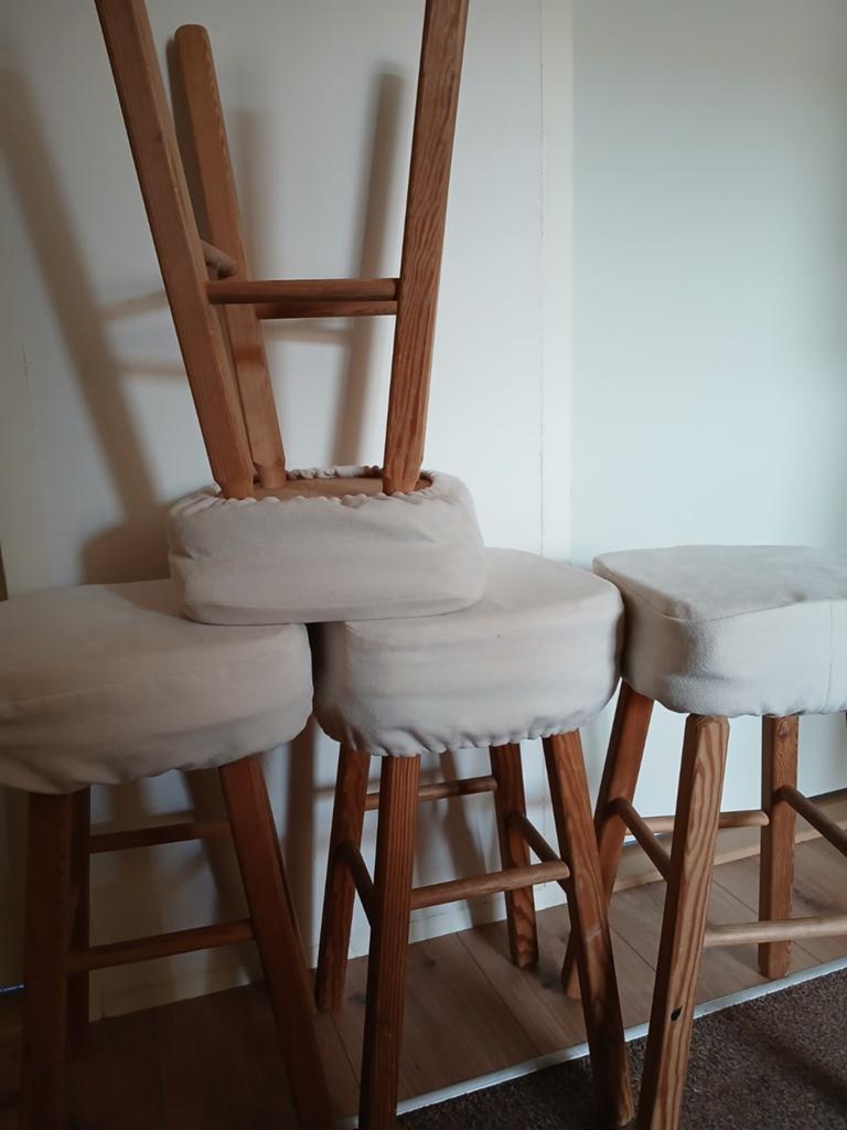 Set van 4 houten krukjes met kussentjes, Ophalen of Verzenden, Gebruikt, Hout
