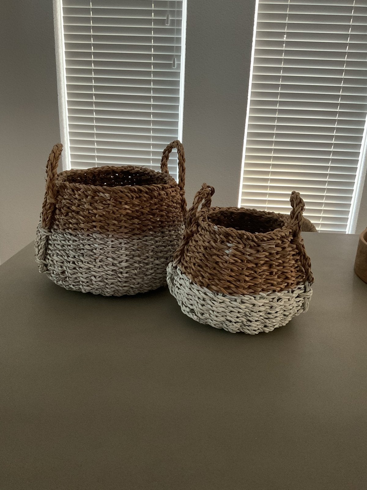 Set van 2 rieten manden - bruin/wit, Gevlochten, Mand, Rond, Ophalen of Verzenden