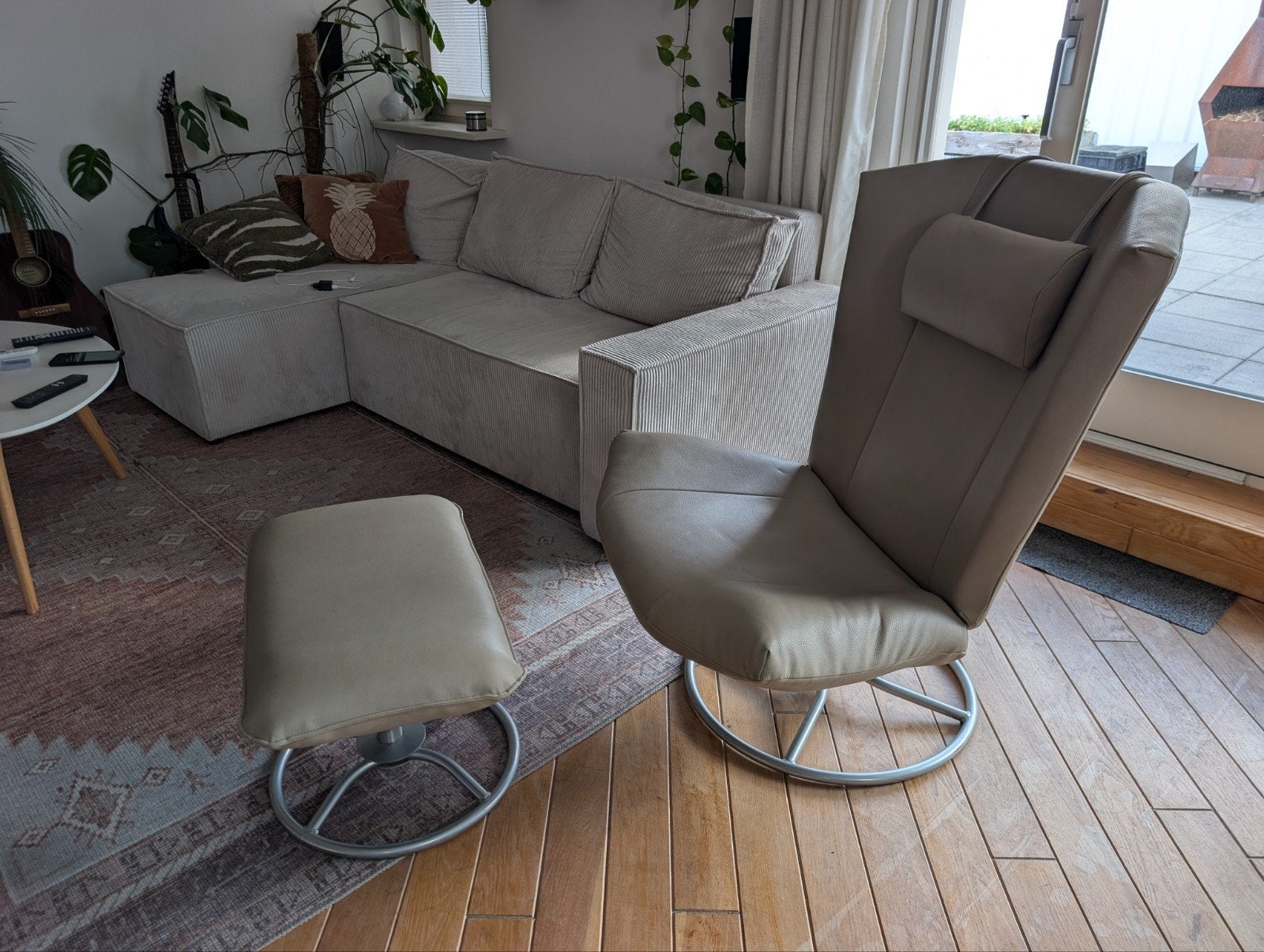 Comfortabele beige skai leren fauteuil met voetenbankje, Huis en Inrichting, Stoelen, Ophalen, Overige kleuren, Leer, Zo goed als nieuw