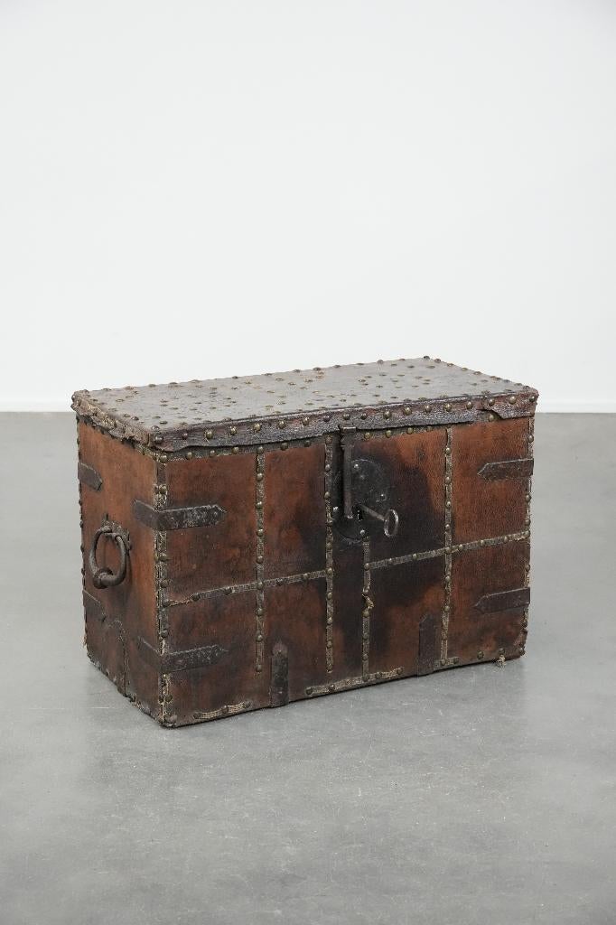 Antieke kist/ kluis met leer bekleed en originele sleutel, Antiek en Kunst, Ophalen