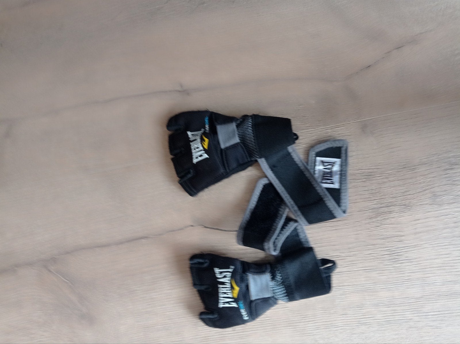 Binnenhandschoenen en scheenbeschermers vechtsport, Sport en Fitness, Ophalen, Gebruikt, Overige, Vechtsportbescherming