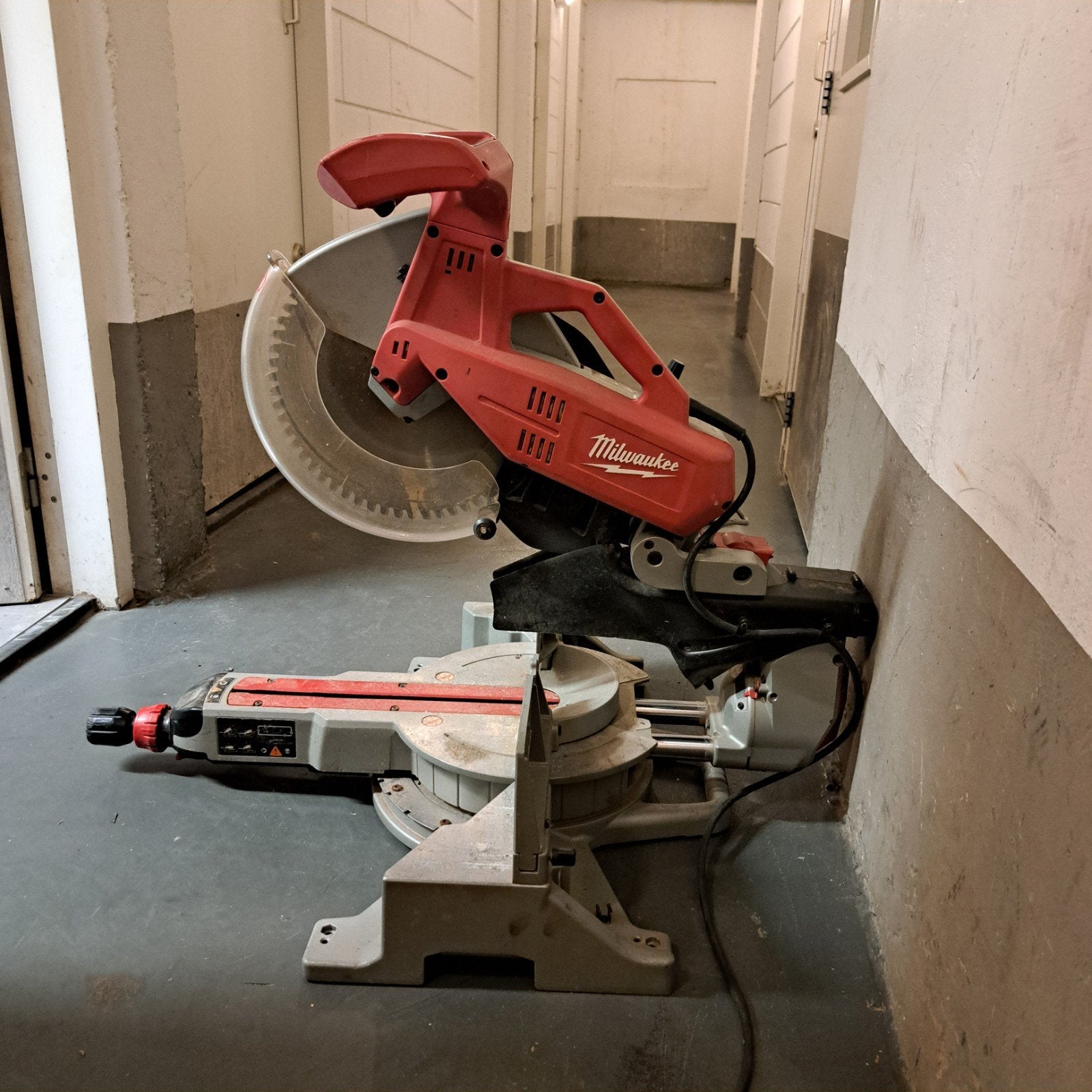 Milwaukee MS 305 DB Afkortzaag - 1800W, Doe-het-zelf en Verbouw, Gereedschap | Zaagmachines, Ophalen, Gebruikt, 70 mm of meer