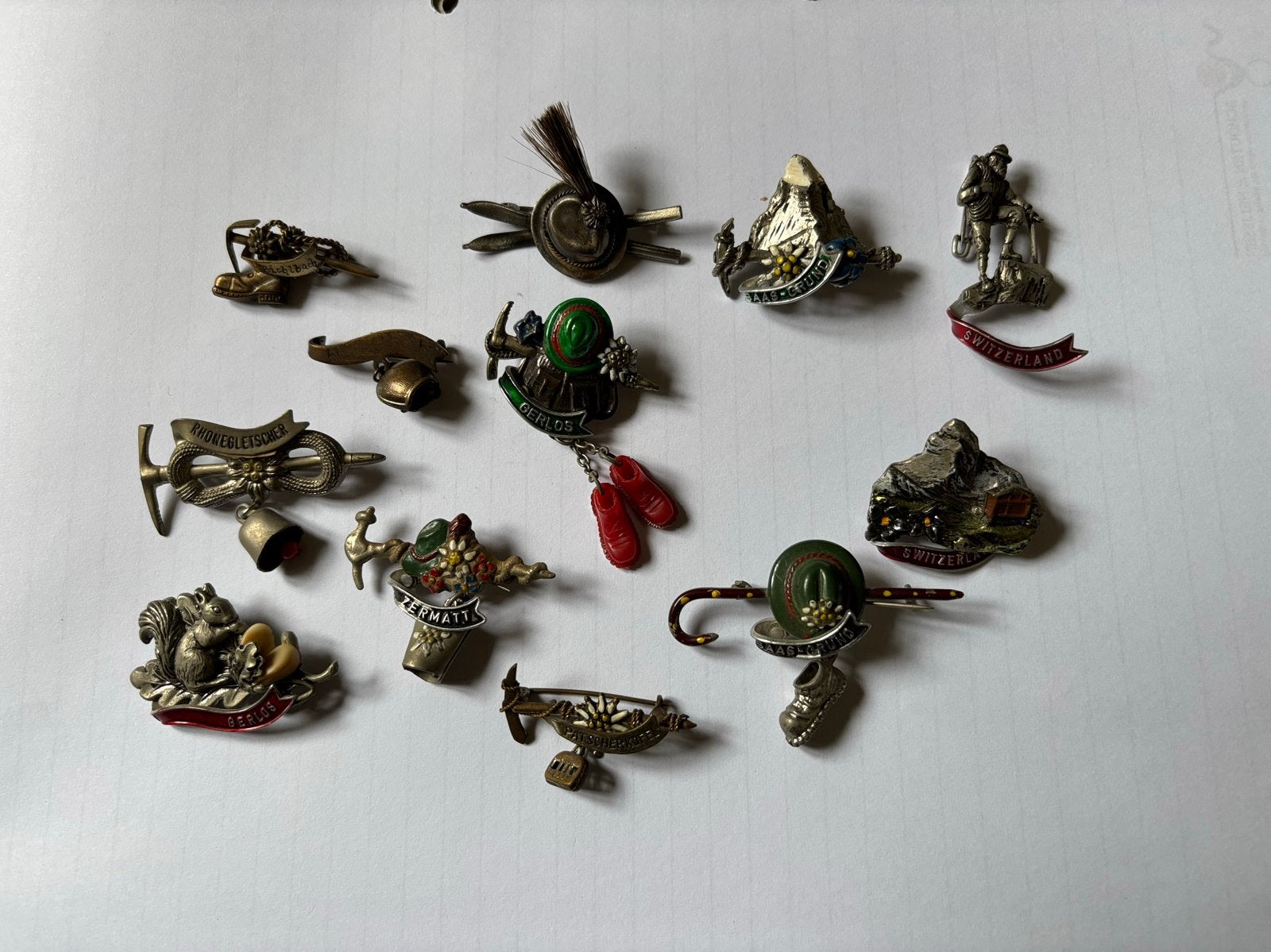 Verzameling 12 vintage Oostenrijkse/Zwitserse hoedenspelden, Overige materialen, 4 tot 7 cm, Gebruikt, Overige kleuren