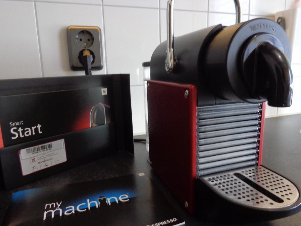 Nespresso Pixie bordeaux rood, Koffiepads en cups, Gebruikt, Verzenden, Espresso apparaat