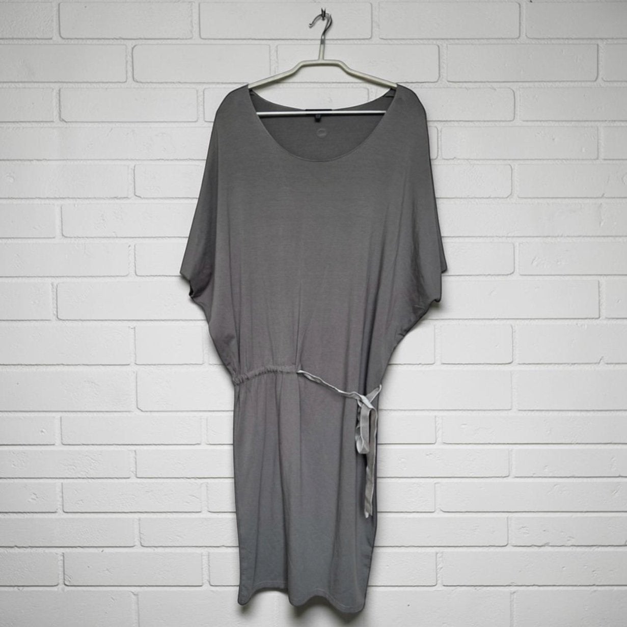 Oska Jurk Maat 1 Grijs Midi Basic Minimalist Batwing, Maat 38/40 (M), O, Sk, Zo goed als nieuw