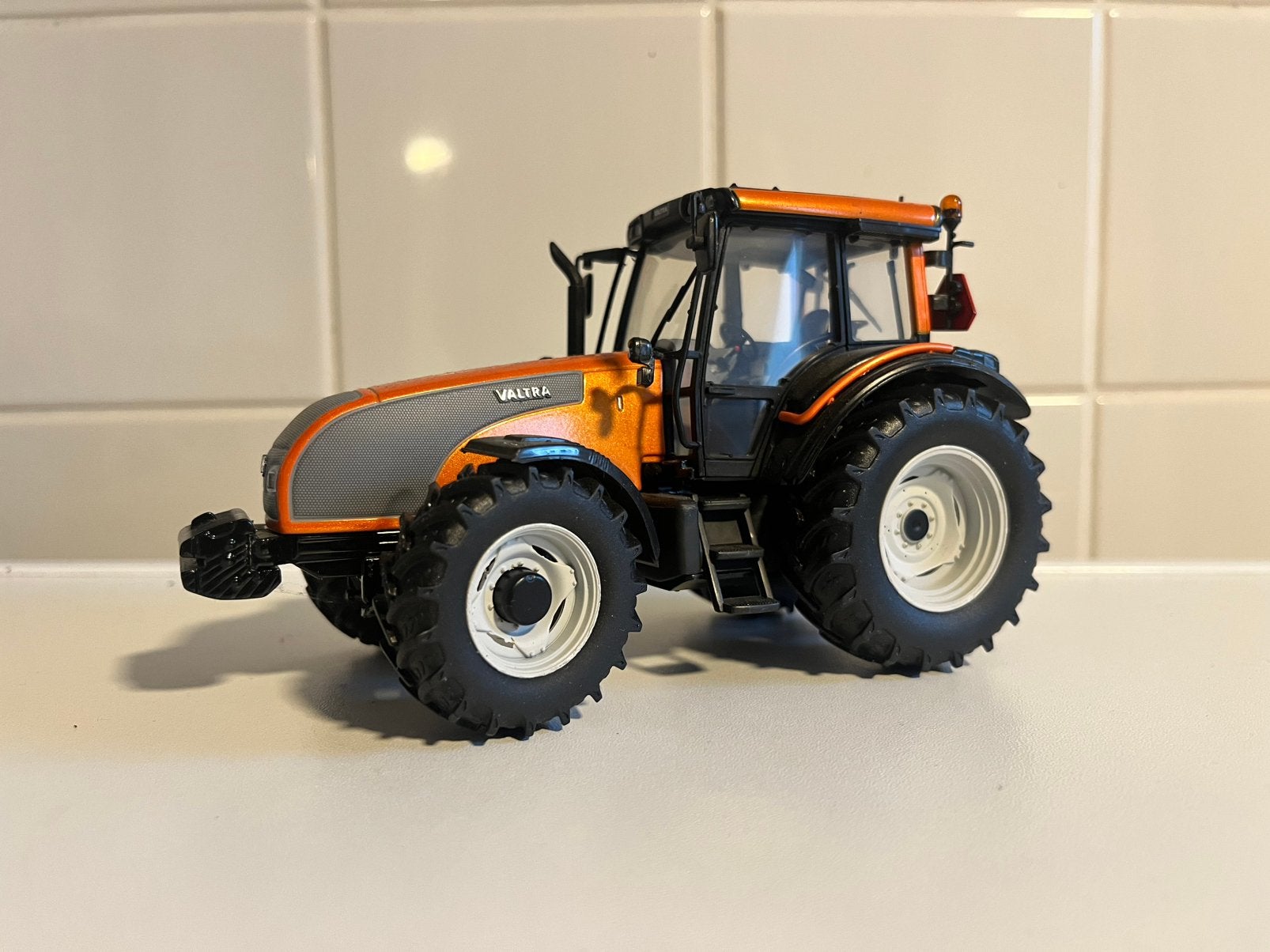Valtra T190 Oranje UH, Ophalen of Verzenden, Zo goed als nieuw, Tractor of Landbouw, Universal Hobbies