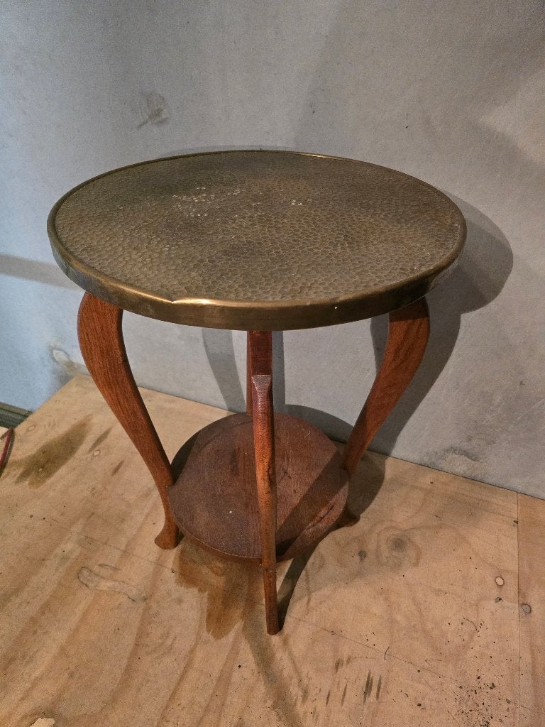 Vintage bijzettafel met gehamerd messing blad Art Deco stijl, Minder dan 55 cm, Gebruikt, Rond, Hout