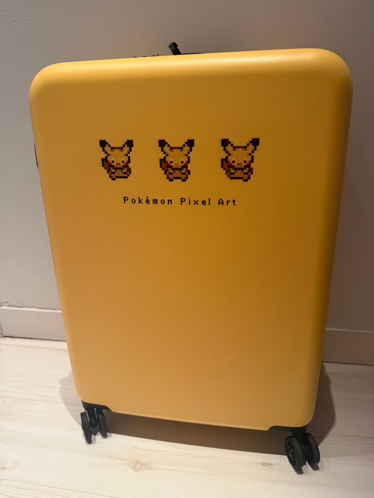 Officiële Pokémon Pixel Art koffer groot 71x49x30, Sieraden, Tassen en Uiterlijk, Hard kunststof, 45 tot 55 cm, Nieuw, Ophalen of Verzenden