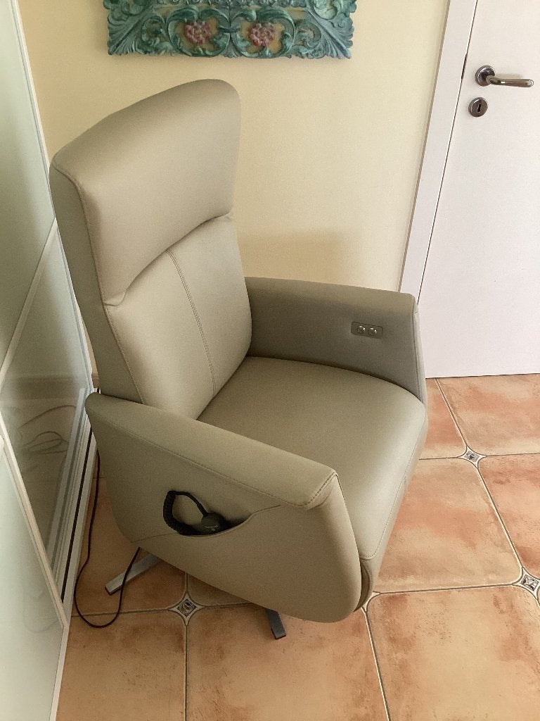 Prachtige Prominent sta -op stoel SMAL(ZGAN)elektrisch, Minder dan 75 cm, Leer, Ophalen of Verzenden, Zo goed als nieuw