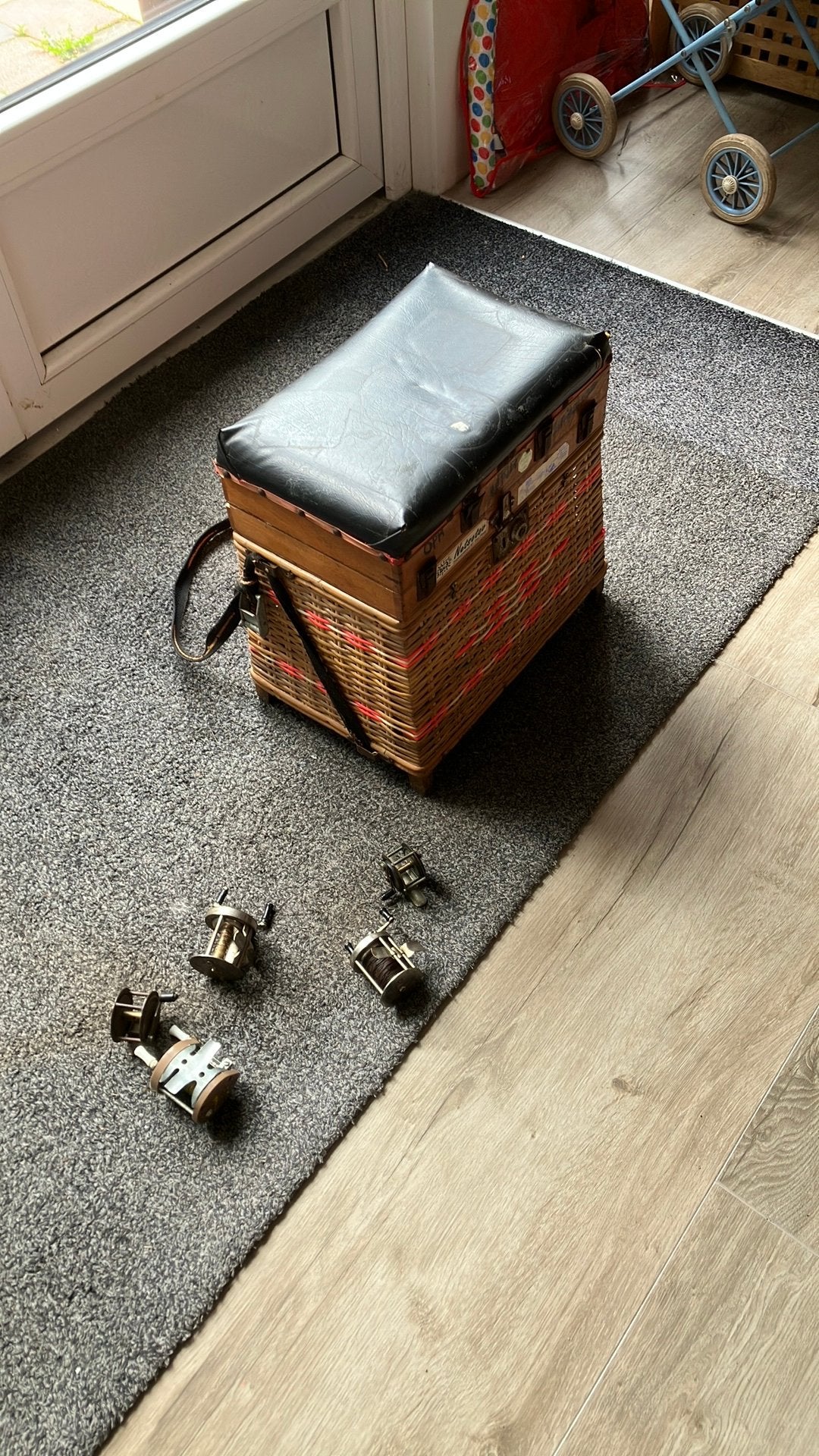 Vintage viskoffer met 5 oude reels, Ophalen of Verzenden, Zo goed als nieuw, Koffer of Tas