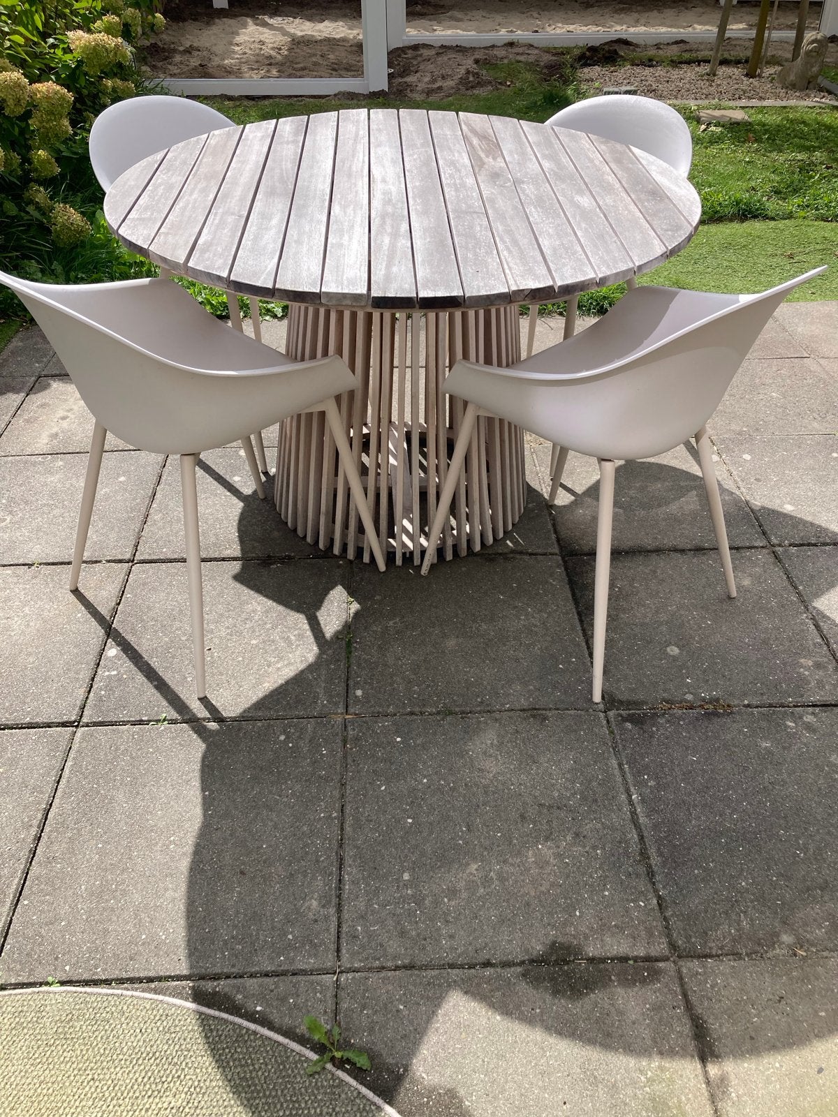 Stijlvolle tuinset met ronde tafel en 4 stoelen