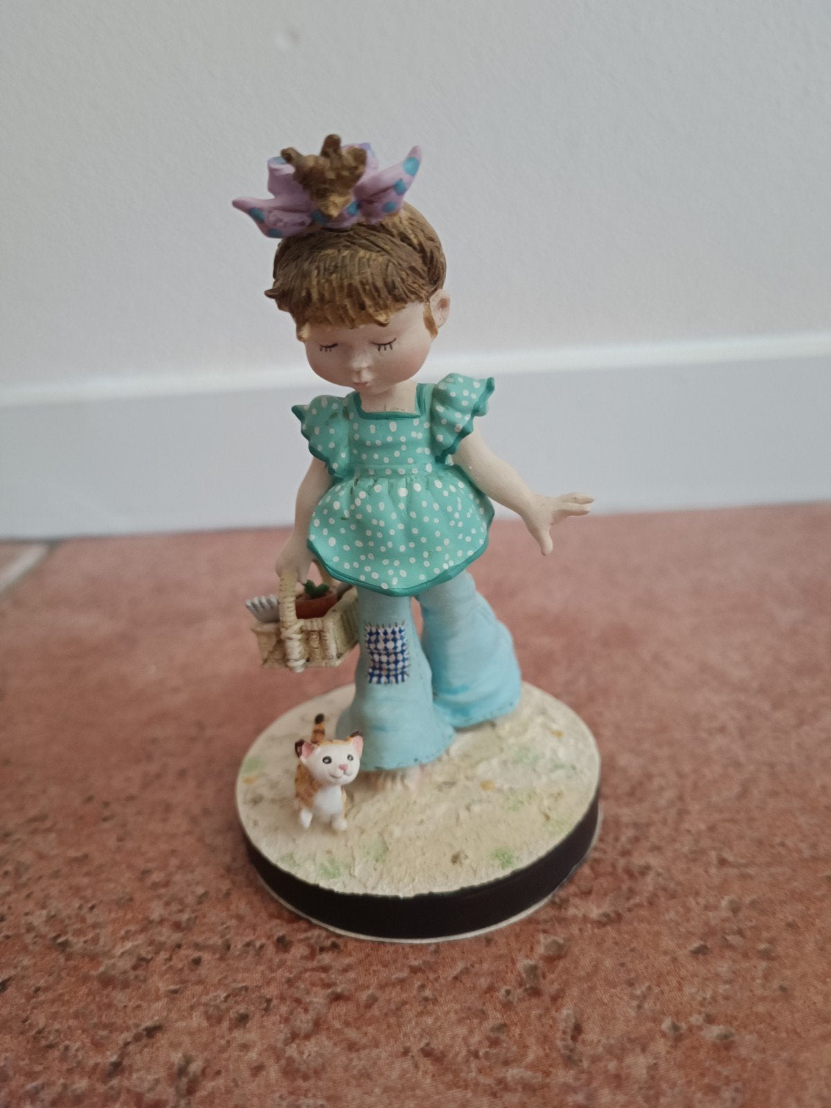 Sarah Kay beeldje meisje met tuinmand en katje, Ophalen of Verzenden, Zo goed als nieuw, Mens