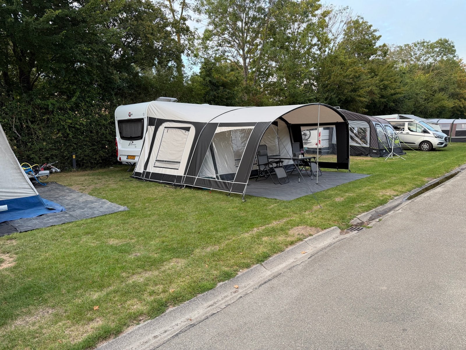 Unico Bologna voortent (3,20) met luifel en alu stokken, Caravans en Kamperen, Ophalen, Zo goed als nieuw, Unico Ventura