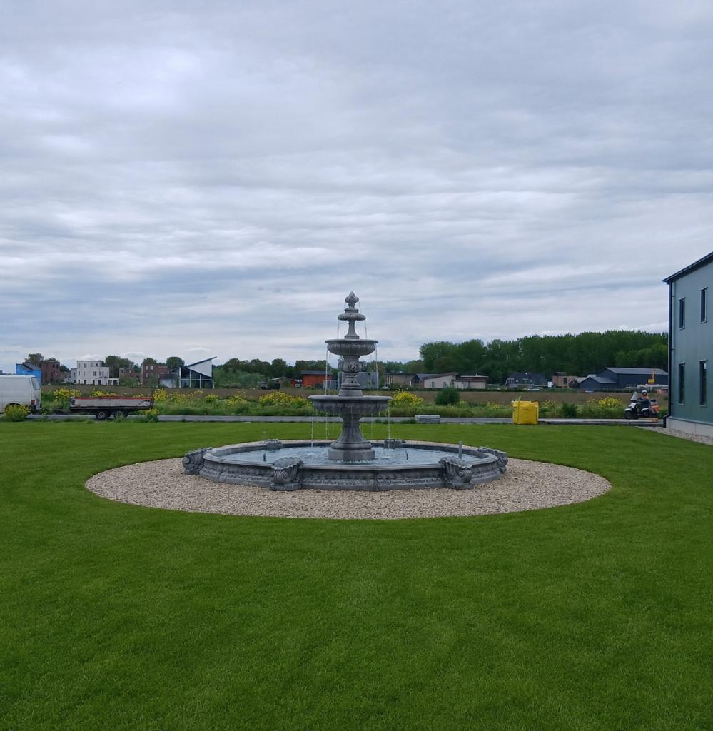 Kolossale fontein met rand, Tuin en Terras, Waterpartijen en Fonteinen, Ophalen, Nieuw, Beton, Fontein