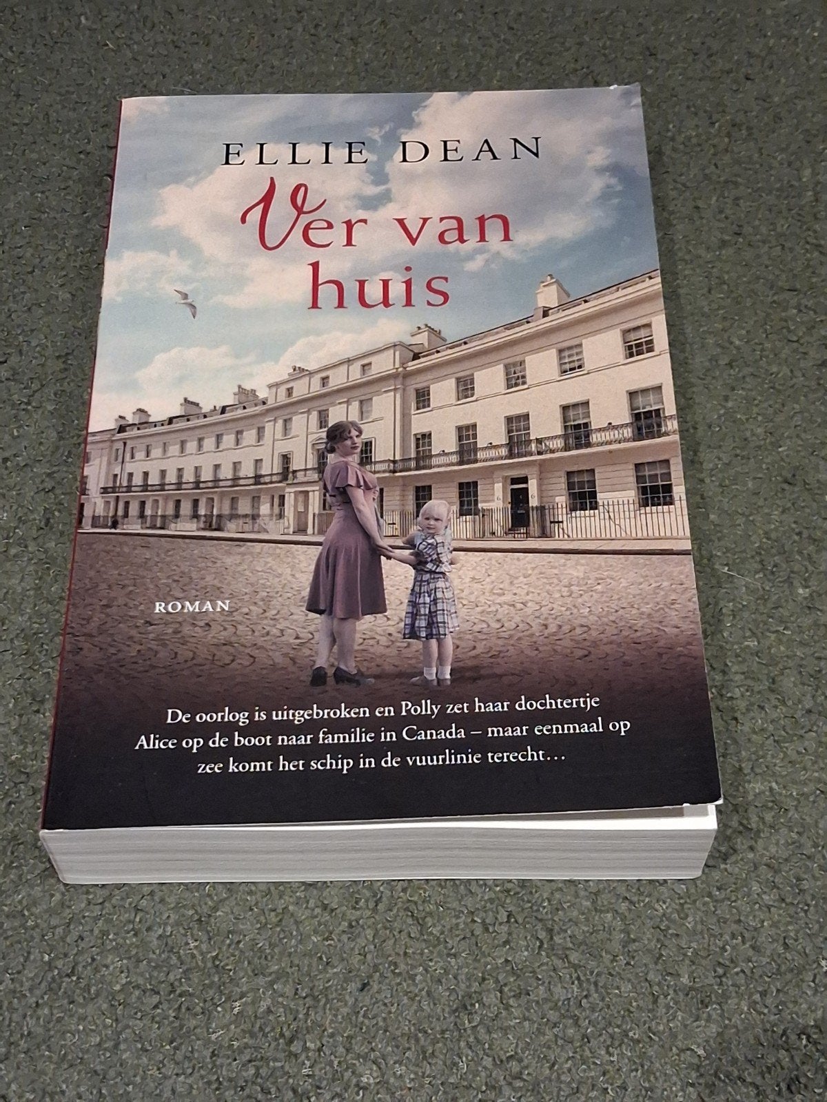 Ver van huis - Ellie Dean (Roman), Ophalen of Verzenden, Zo goed als nieuw, Ellie Dean, Nederland
