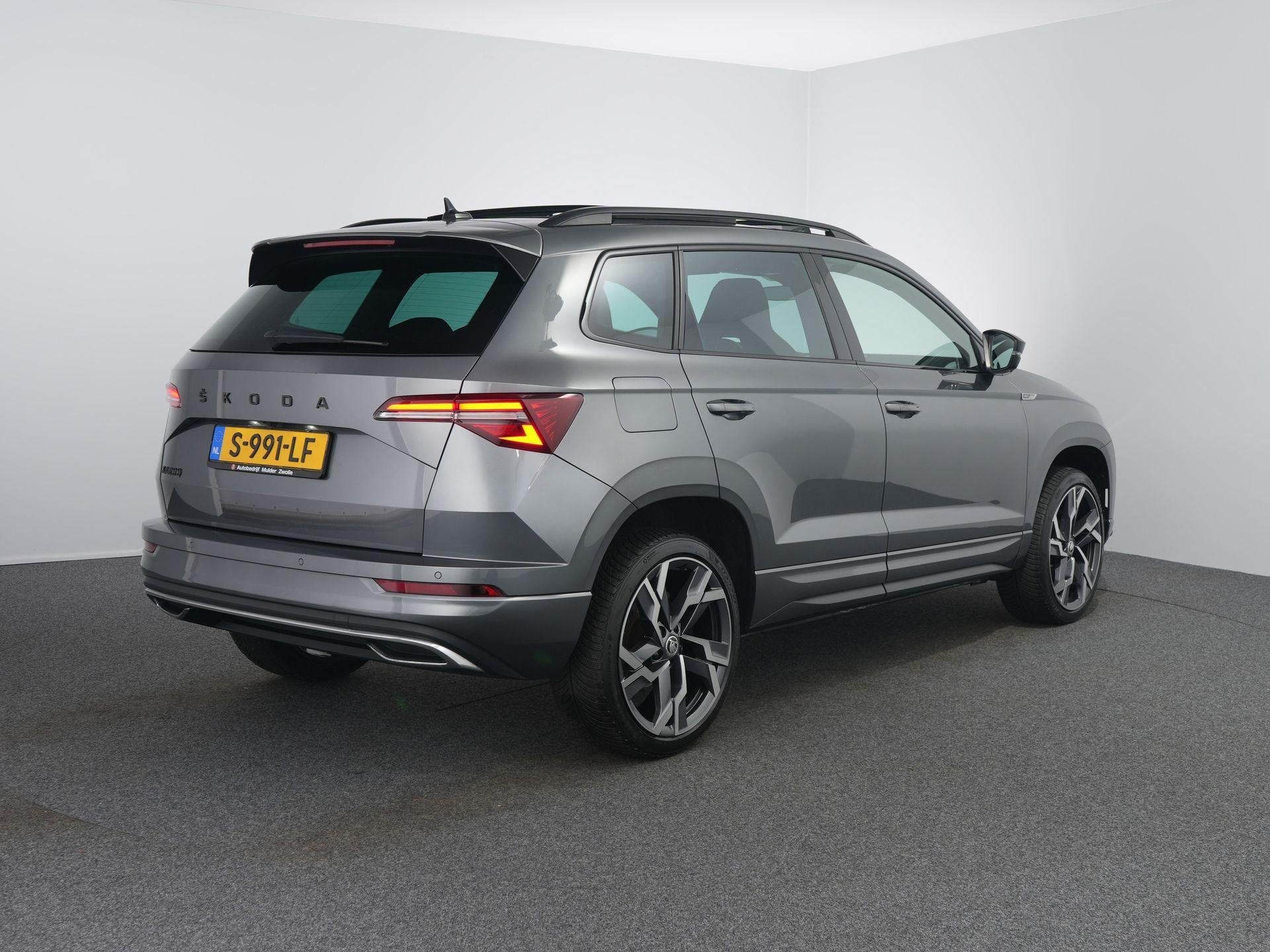 Skoda Karoq 1.5 TSI ACT Sportline Business | Facelift | Pano, Auto's, Stof, 4 cilinders, SUV of Terreinwagen, 1500 kg