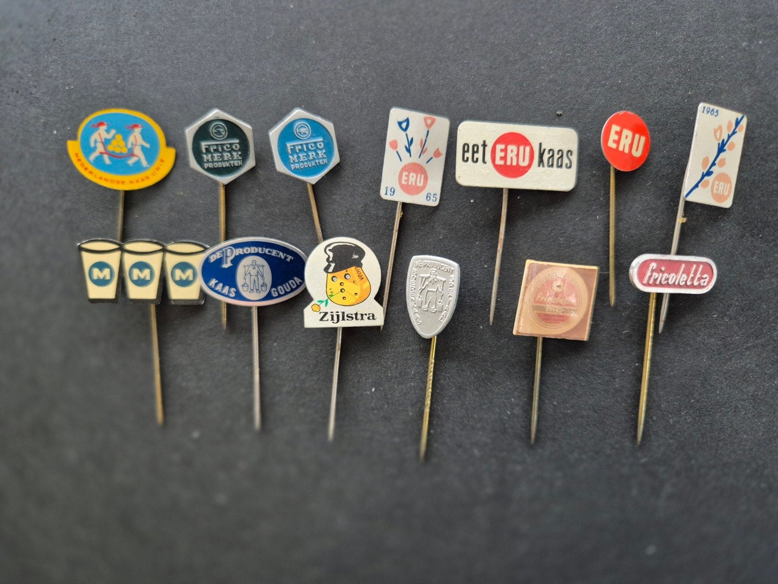 13 Vintage Kaas Pins Jaren '60 - Frico, Eru en meer, Ophalen of Verzenden, Gebruikt, Overige onderwerpen
