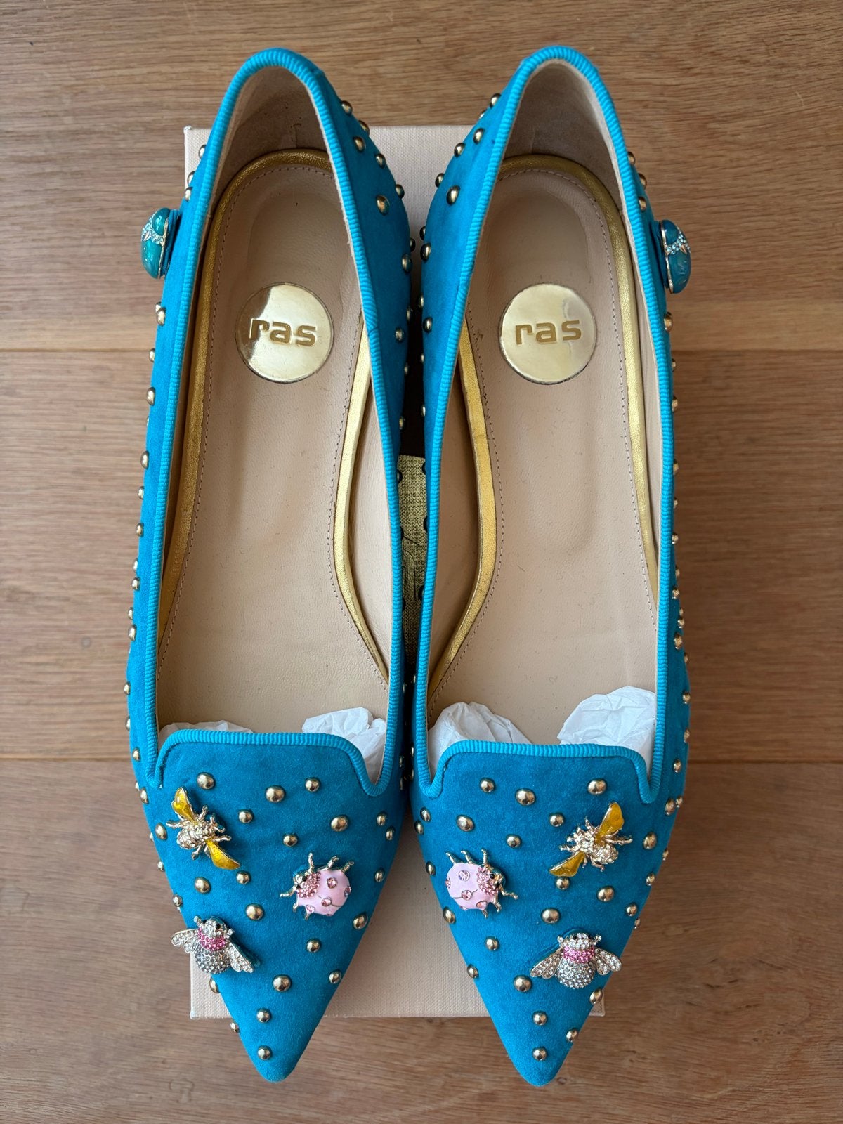 RAS aqua blauwe suède schoenen met studs. Maat 40. Nieuw., Kleding | Dames, Schoenen, Blauw, Nieuw, Ballerina's, Ophalen of Verzenden
