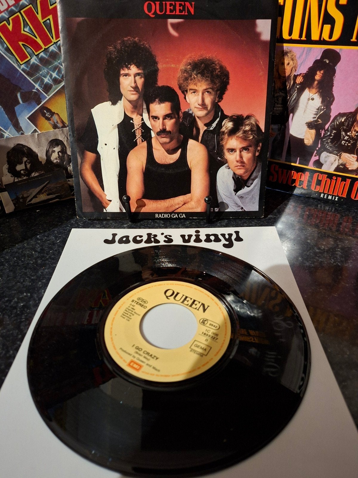 Queen - Radio Ga Ga / I Go Crazy 7 inch single 1984, Beschermende buitenhoes, Ophalen of Verzenden, Zo goed als nieuw, 7 inch
