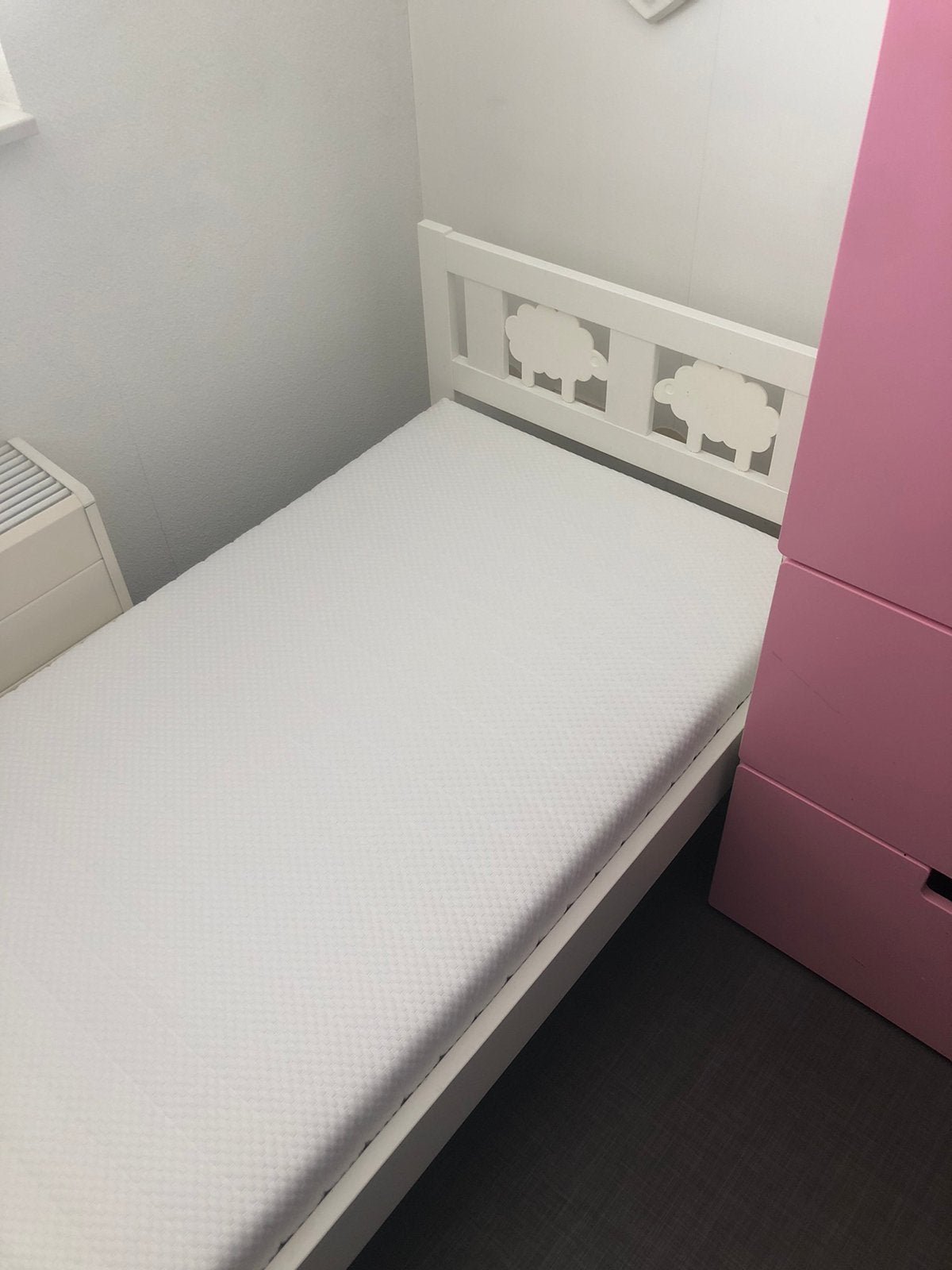 Peuterbed en kledingkast., Huis en Inrichting, Slaapkamer | Bedden, Ophalen, 90 cm, Eenpersoons, Zo goed als nieuw