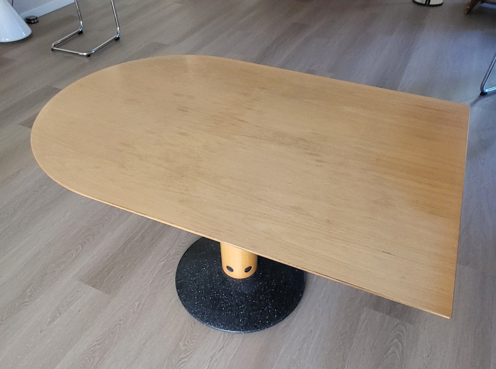 Unieke eettafel met halfrond blad en hardstenen voet, Ophalen, Gebruikt, 100 tot 150 cm, 50 tot 100 cm