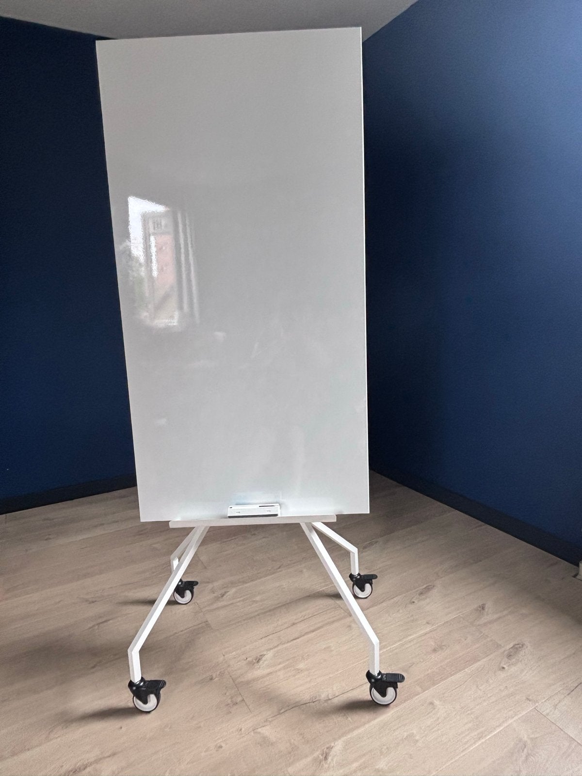 IKEA whiteboard/ prikbord op wielen met stiften en veger, Ophalen, Mobiel, Gebruikt, Whiteboard