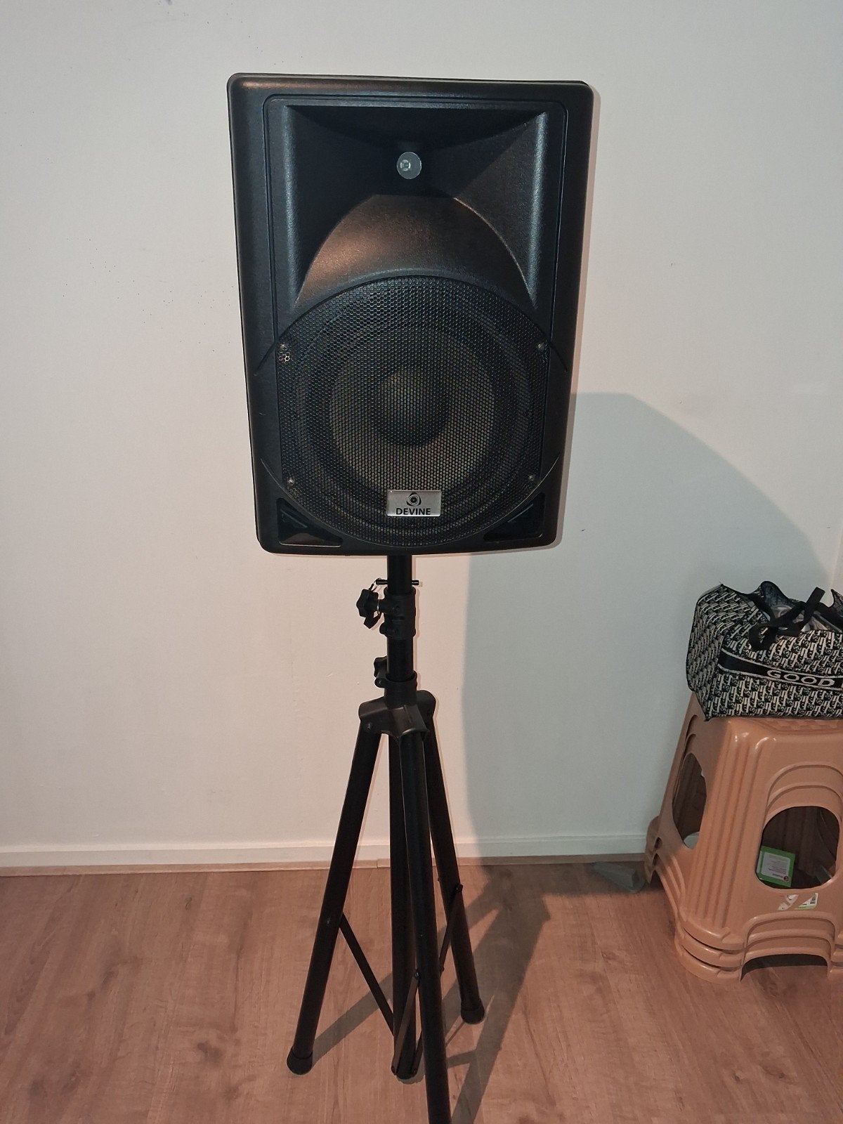 Box met kabels en standaard, Ophalen