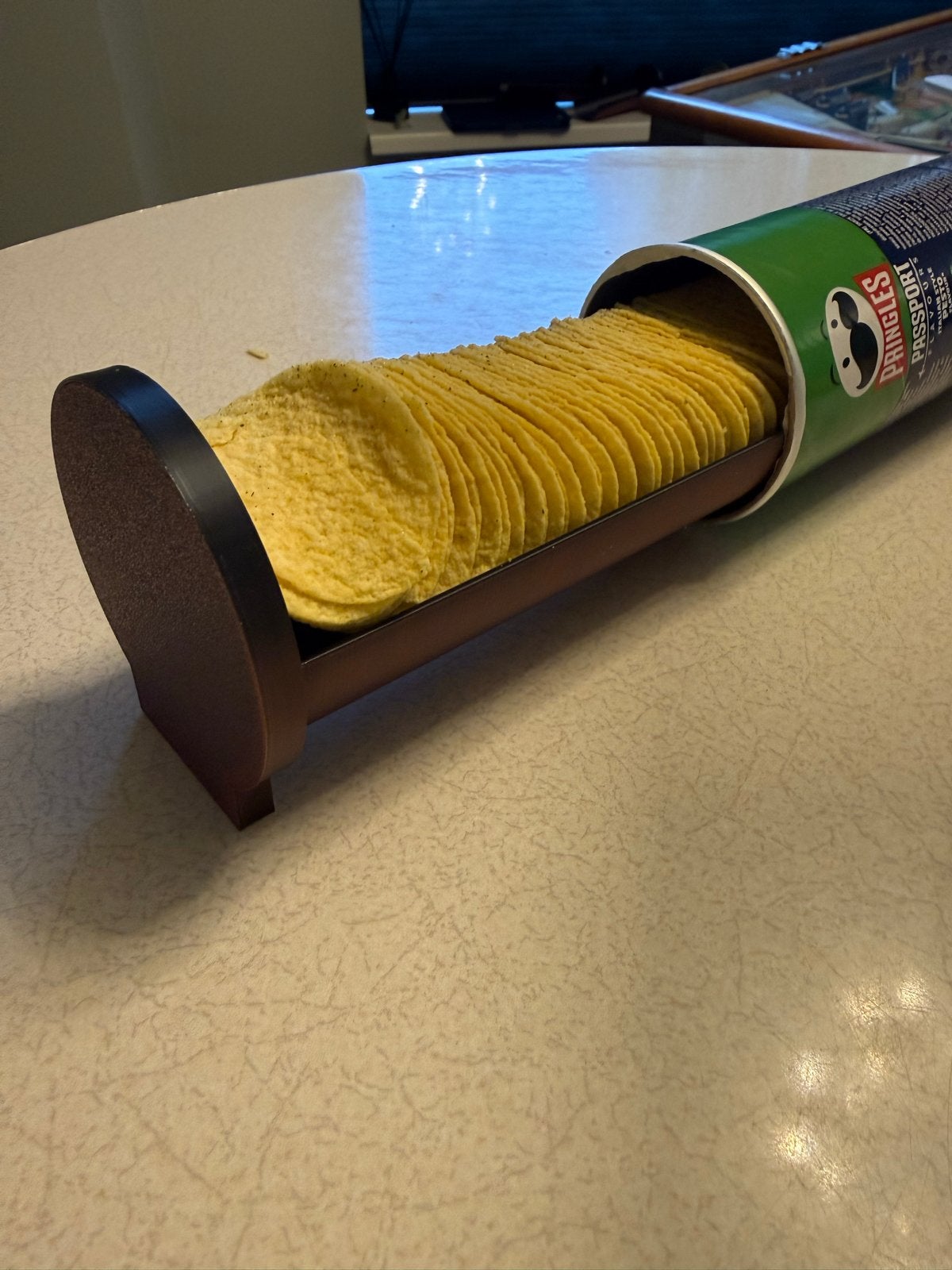 Pringles chiphouder - Nooit meer vieze handen!, Ophalen of Verzenden, Zo goed als nieuw, Bruin, Kunststof