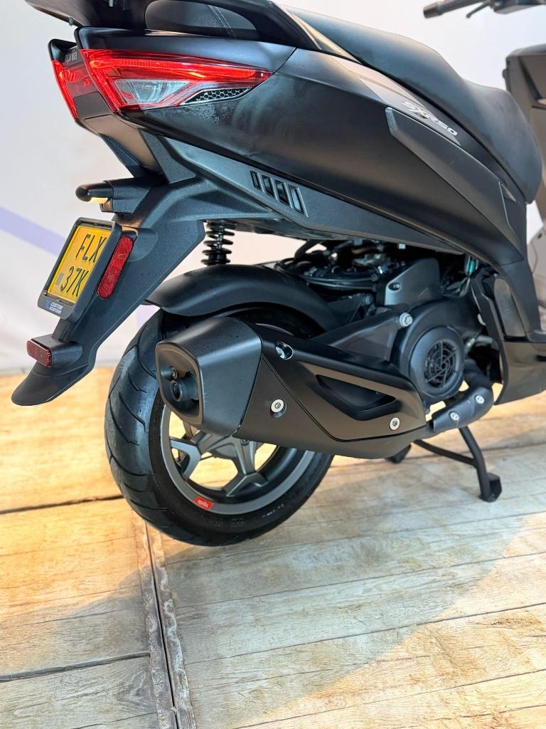 Aprillia SXR 50 E5 Sport 2022 45km brom scooter zwart, Fietsen en Brommers, Scooters | Aprilia, SR 50, Ophalen of Verzenden, Zo goed als nieuw