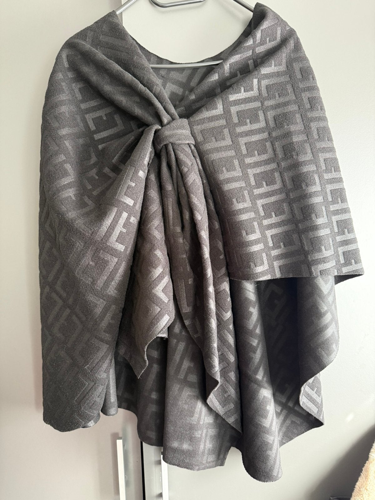 Zwarte poncho cape fendi look, Ophalen of Verzenden, Zo goed als nieuw, Maat 46/48 (XL) of groter, Zwart