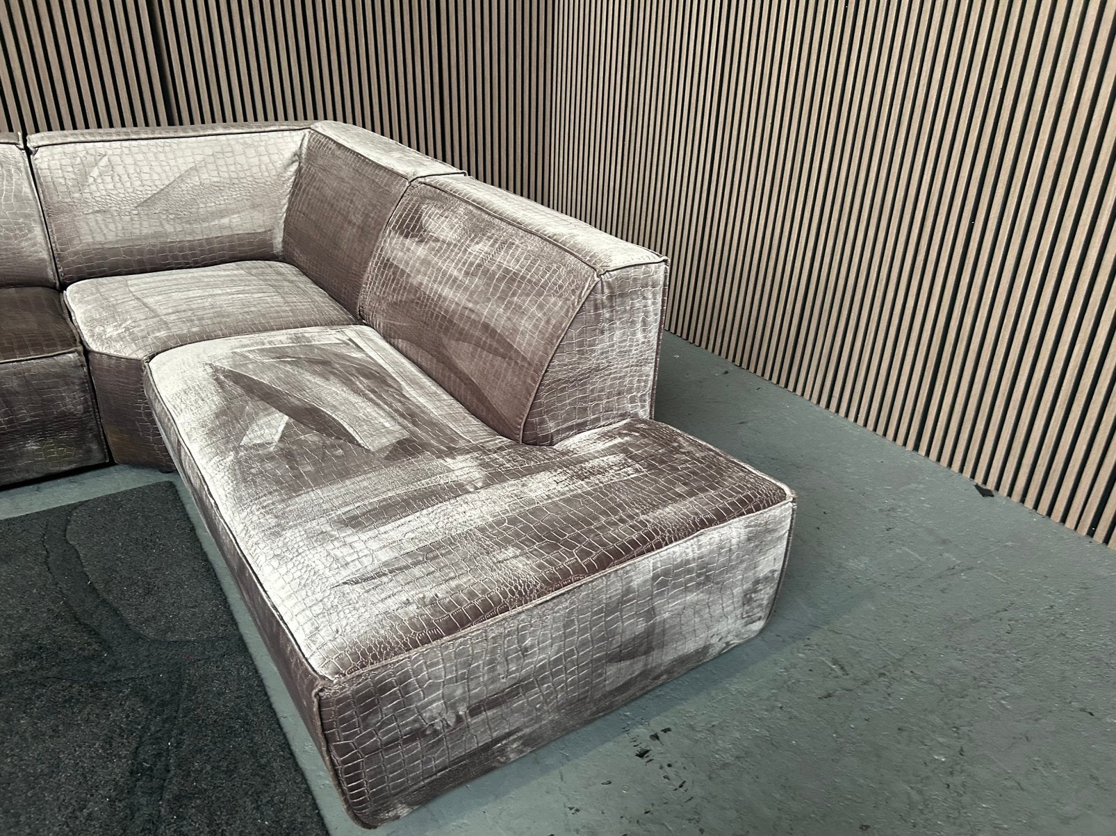 GRATIS LEVERING Hoekbank Croco Taupe 315X240 GEREINIGD, Hoekbank, 300 cm of meer, Ophalen of Verzenden, Zo goed als nieuw