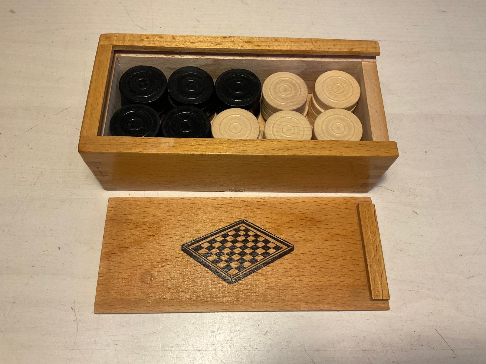 Damschijven damstenen in mooie houten doos, Een of twee spelers, Ophalen of Verzenden, Gebruikt