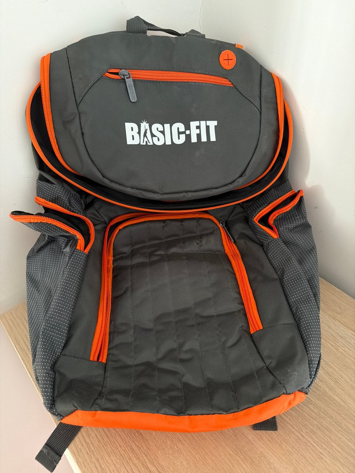 Nieuwe Basic-Fit Rugzak - Grijs met Oranje Details, Sieraden, Tassen en Uiterlijk, Tassen | Rugtassen, 25 tot 40 cm, Nieuw, Ophalen