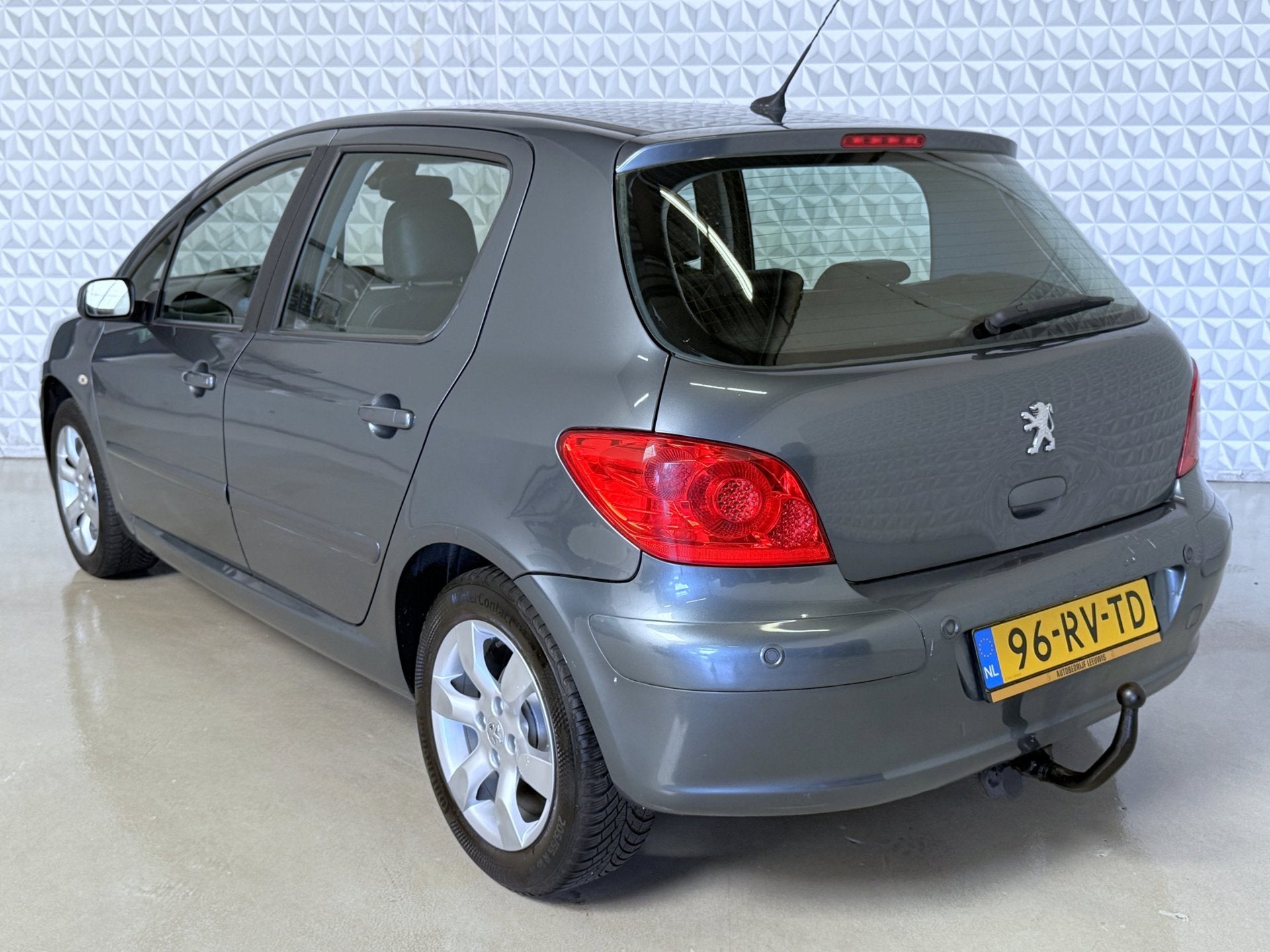 Peugeot 307 1.6-16V Griffe CRUISE-LEER-PDC-TREKHAAK (2005), Auto's, Voorwielaandrijving, Gebruikt, Zwart, 4 cilinders