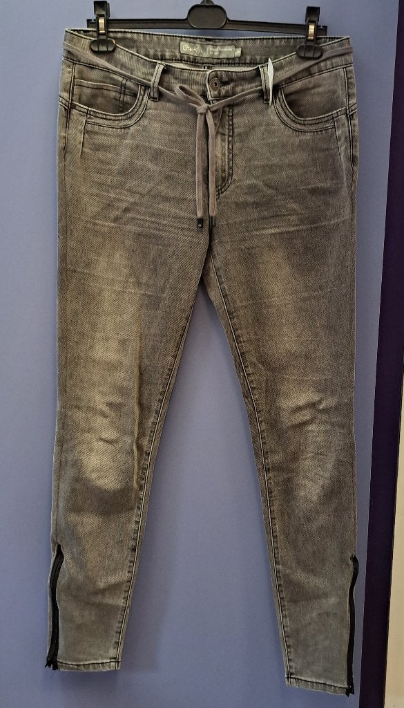Geisha comfortabele grijze jeans met een twist mt 40 49069, Geisha, ., Zo goed als nieuw, W30 - W32 (confectie 38/40)