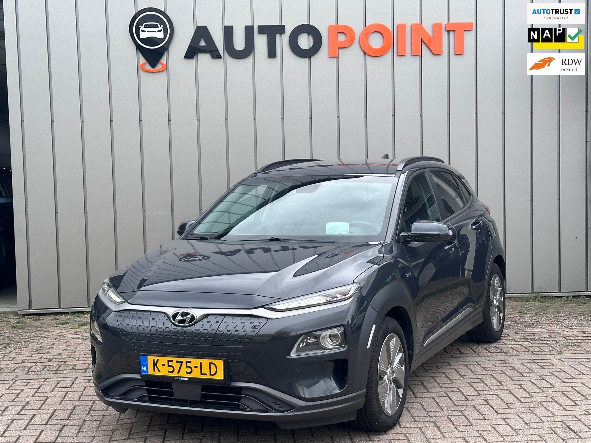 Hyundai Kona EV Premium 64 kWh SOH 100% TREKHAAK FASE 3 HEAD, Auto's, Dealer onderhouden, Gebruikt, Zwart, 64 kWh