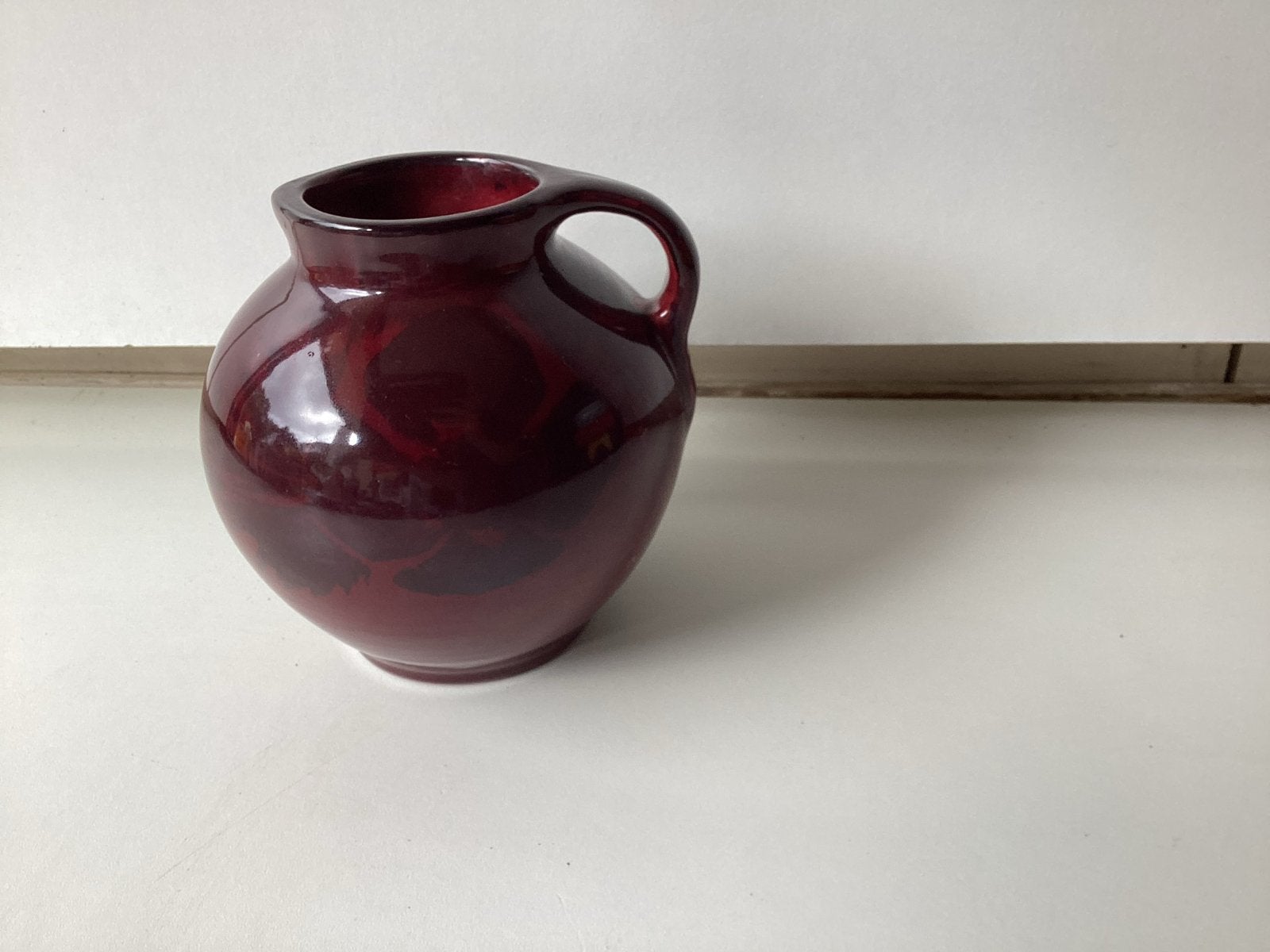 Vintage St. Lukas Aardewerk vaas/kan, bordeauxrood, Antiek en Kunst, Ophalen