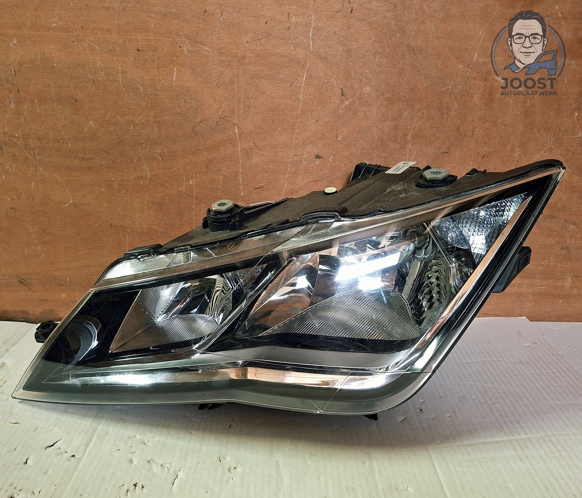 Koplamp nieuw orgineel Seat Leon 5F 2012-2020 5F1941005B, -Autovia A-2 km 585, 08760 Martorell, Spanje, -Seat S.A., Herkomst onderdeel bekend