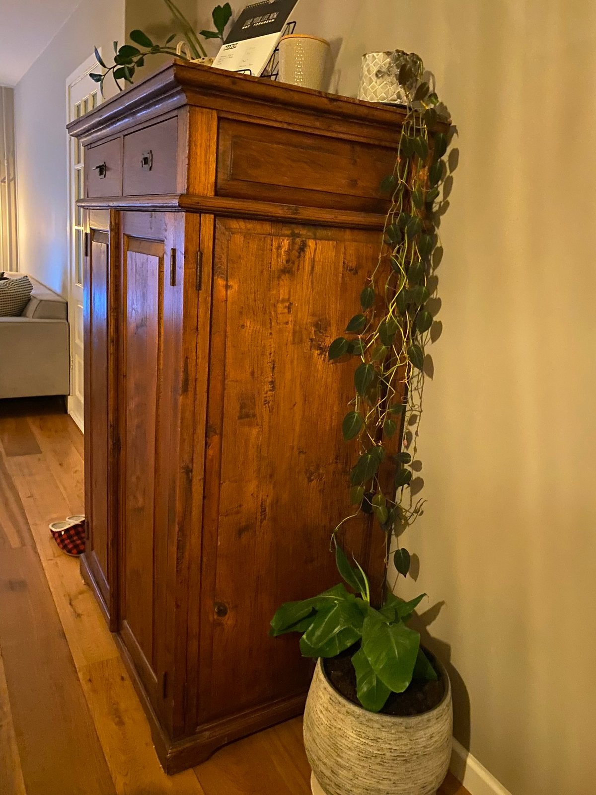 Karakteristieke houten kast, Ophalen