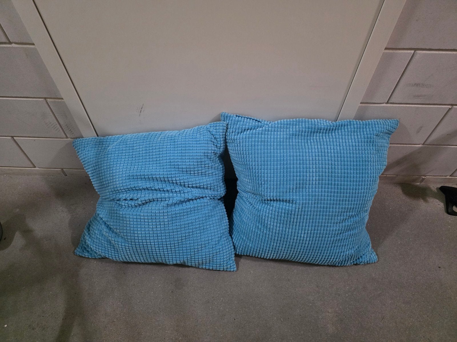 Twee blauwe sierkussens, Overige merken, Gebruikt, Blauw, Inclusief binnenkussen