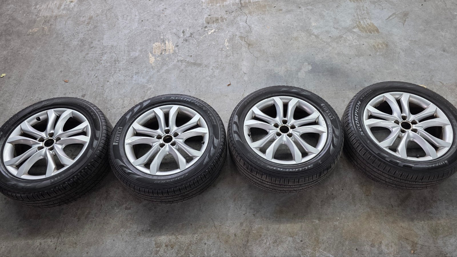 Audi Q5 velgen 19 inch + nieuwe Pirelli banden, Auto-onderdelen, Banden en Velgen, Gebruikt, Banden en Velgen, All Season, Personenwagen