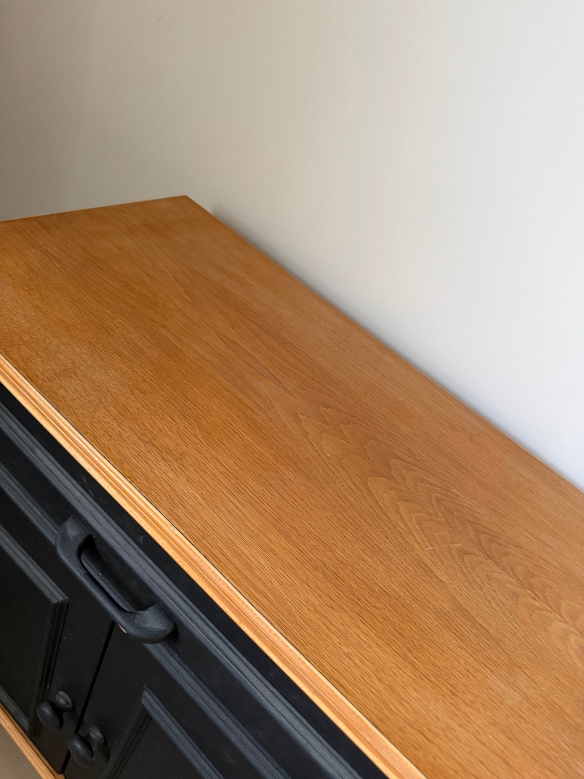 Zwart kastje met houten accenten, Ophalen, Gebruikt