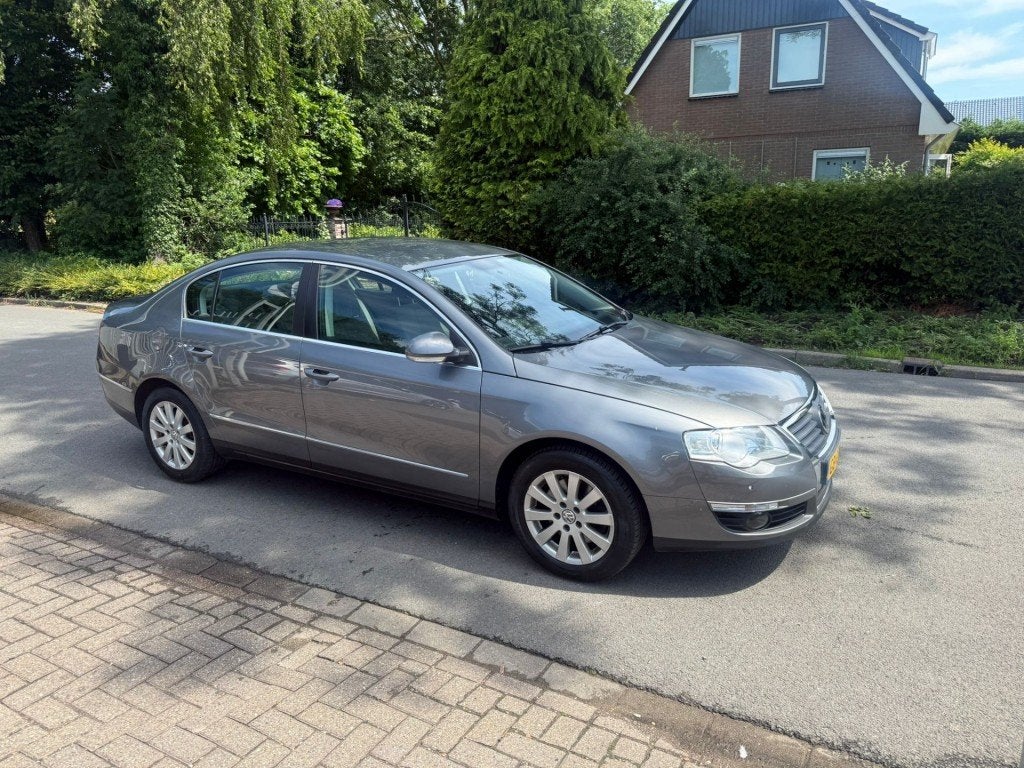Volkswagen PASSAT 1.6 FSI Trendline*automaat*airco*cruise co, Auto's, 730 kg, Gebruikt, Huisgarantie, 4 cilinders