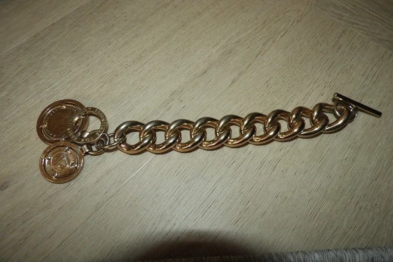 Tov Essentials schakkel armband bedels munten eraan in doos, Sieraden, Tassen en Uiterlijk, Gebruikt, Staal, Verzenden, Met bedels of kralen