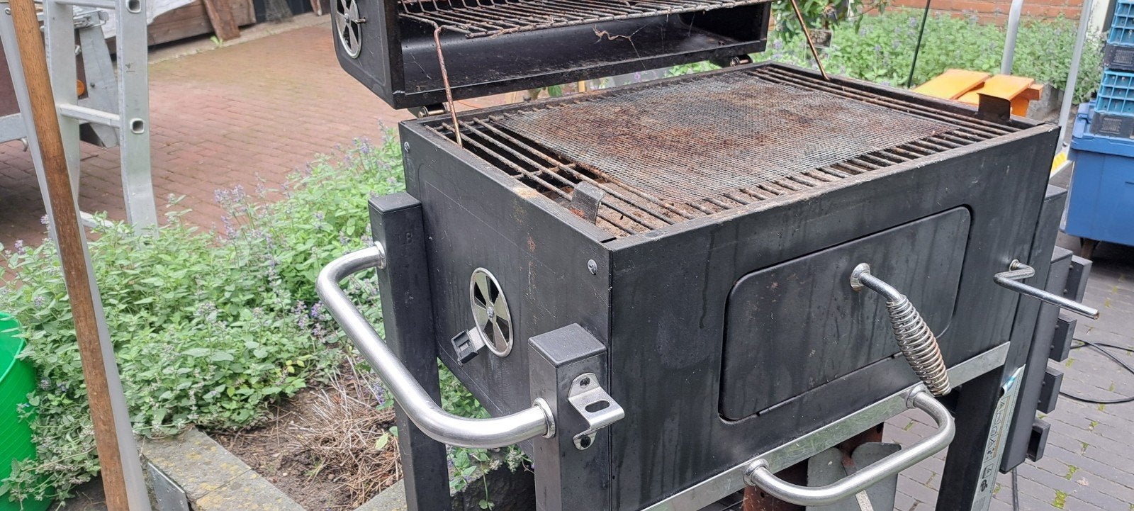 Foto 2 van BBQ Smoker - Gebruikte Houtskoolbarbecue met Thermometer